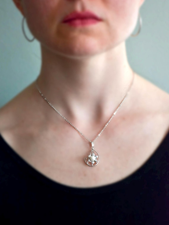 Pearl Floral Pendant Necklace