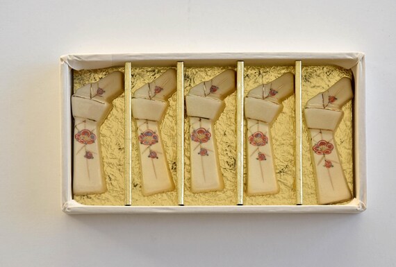 Satsuma Isoniwa-Yaki chopstick rests arranged neatly inside presentation box