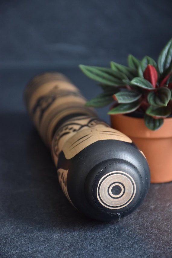 Zenji Sato kokeshi doll topknot showing the concentric rings pattern