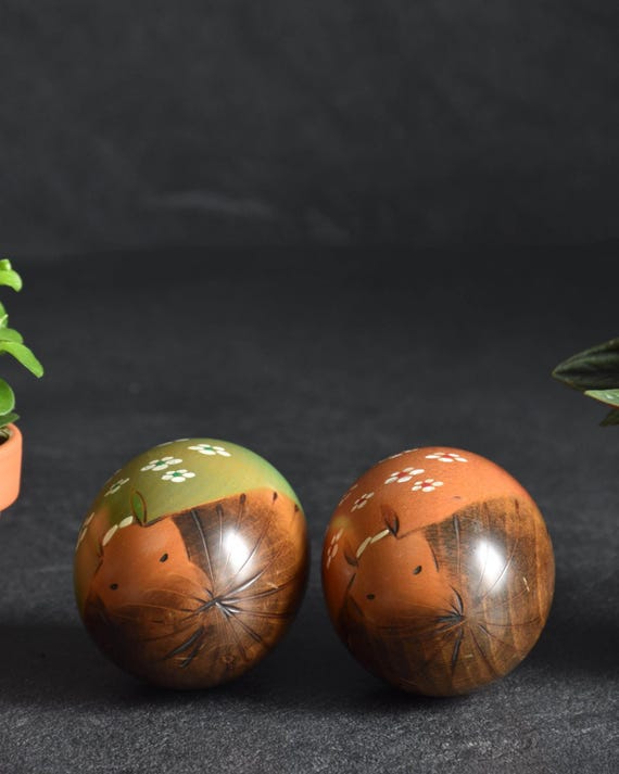 Usaburo Creative Kokeshi Pair shown from the back, displaying the wood grain details