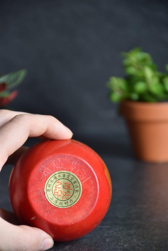 Yamagishi Masayoshi sosaku kokeshi base showing artist signature sticker and carved marks