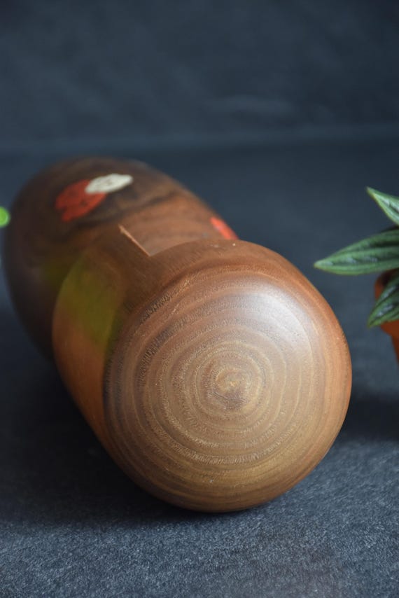 Usaburo Kokeshi Doll Ume No Hana top view of the smooth wooden head and grain pattern