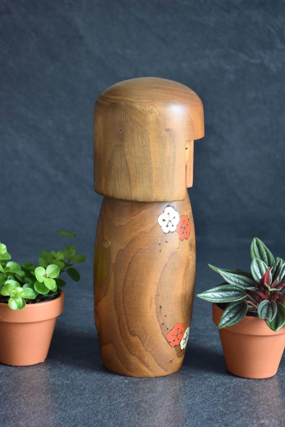 Usaburo Kokeshi Doll Ume No Hana side profile highlighting the smooth wooden form