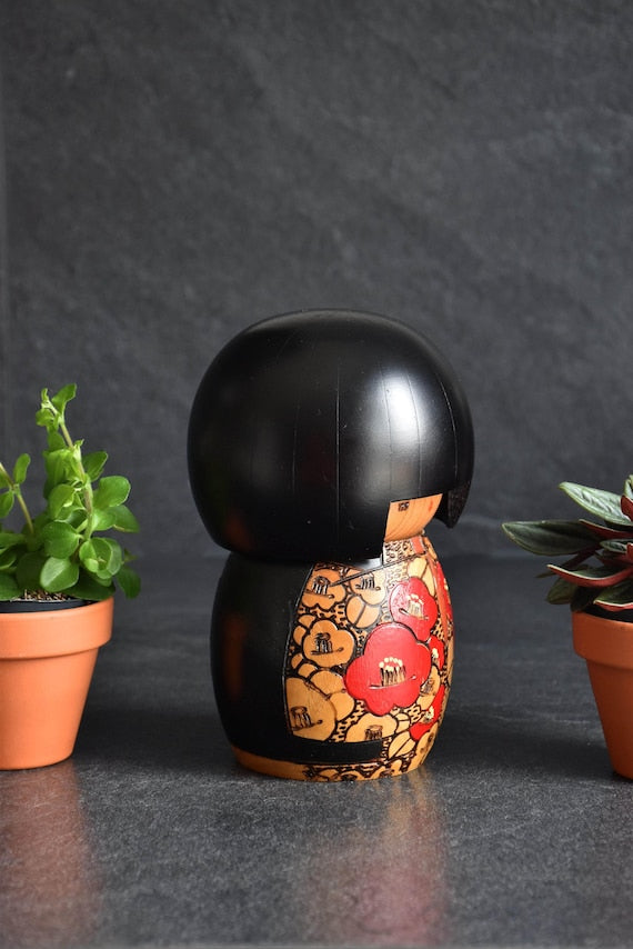 Kazuo Takamizawa creative kokeshi doll showing side profile of the patterned floral kimono