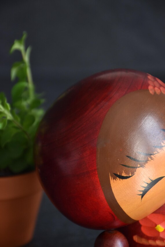 Chie Tamura Pigtail Kokeshi close up of side head with wood grain pattern