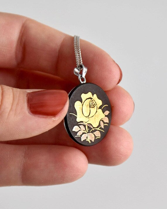 Zogan Floral Pendant Necklace