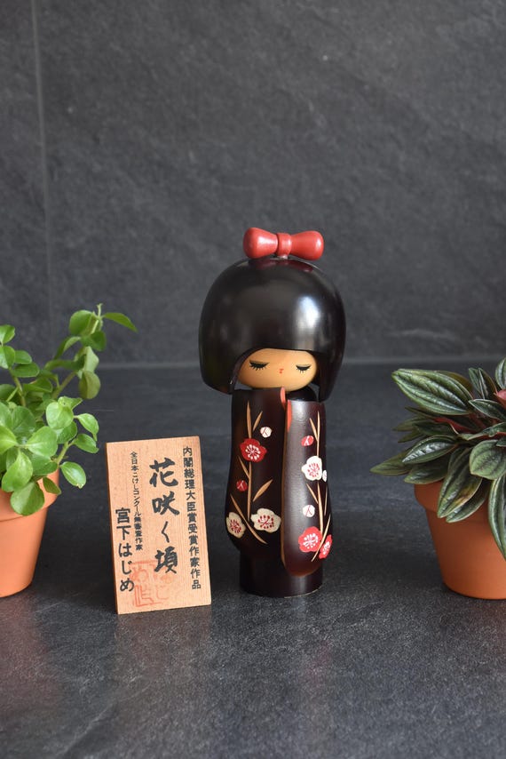 Hajime Miyashita When Flowers Bloom Sosaku Kokeshi doll with display sign