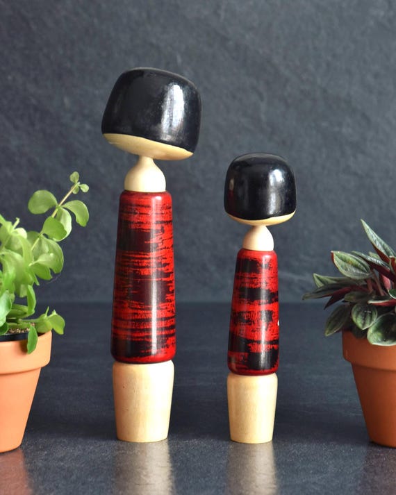 Aida Seihou Shimai kokeshi dolls angled front view displaying minimalist faces