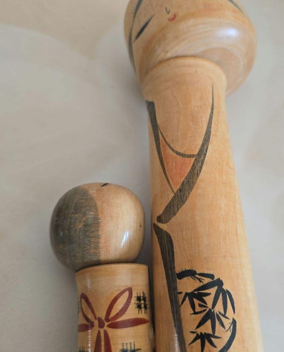 Oshin Kokeshi by Sato Suigai close-up of the mother and child figures side by side.