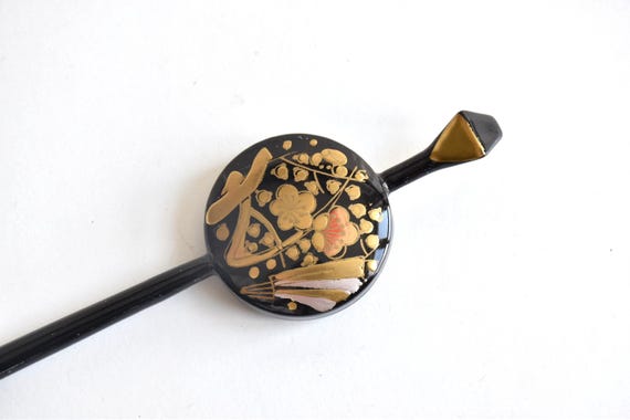 Kogai Hairpin Wood Lacquer Floral close up of the decorative floral and fan motifs