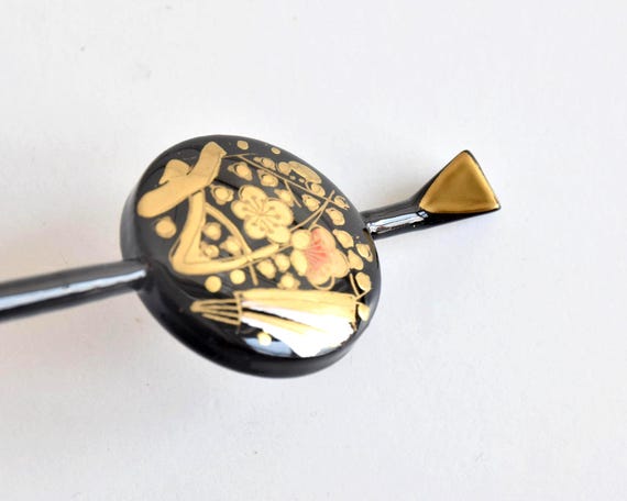 Kogai Hairpin Wood Lacquer Floral detail of the front floral design against black lacquer