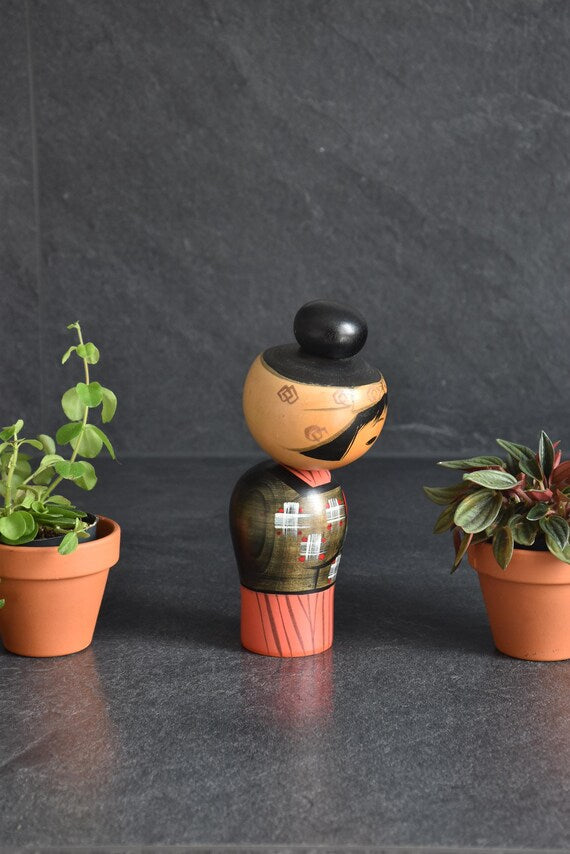 Hajime Miyashita Oshin Lullaby Kokeshi side view of the vintage Japanese handicraft