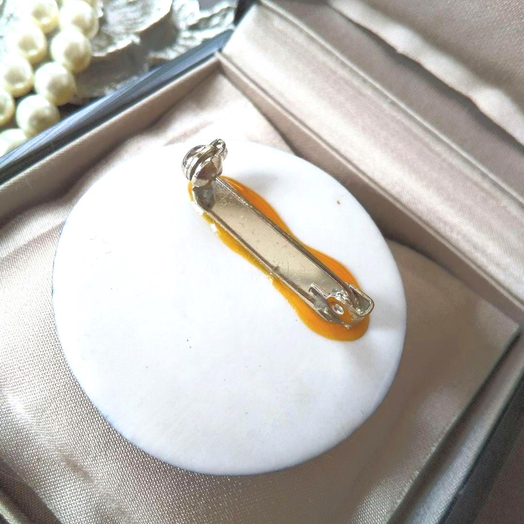 Kiyomizu-Yaki porcelain brooch back showing secure metal pin backing