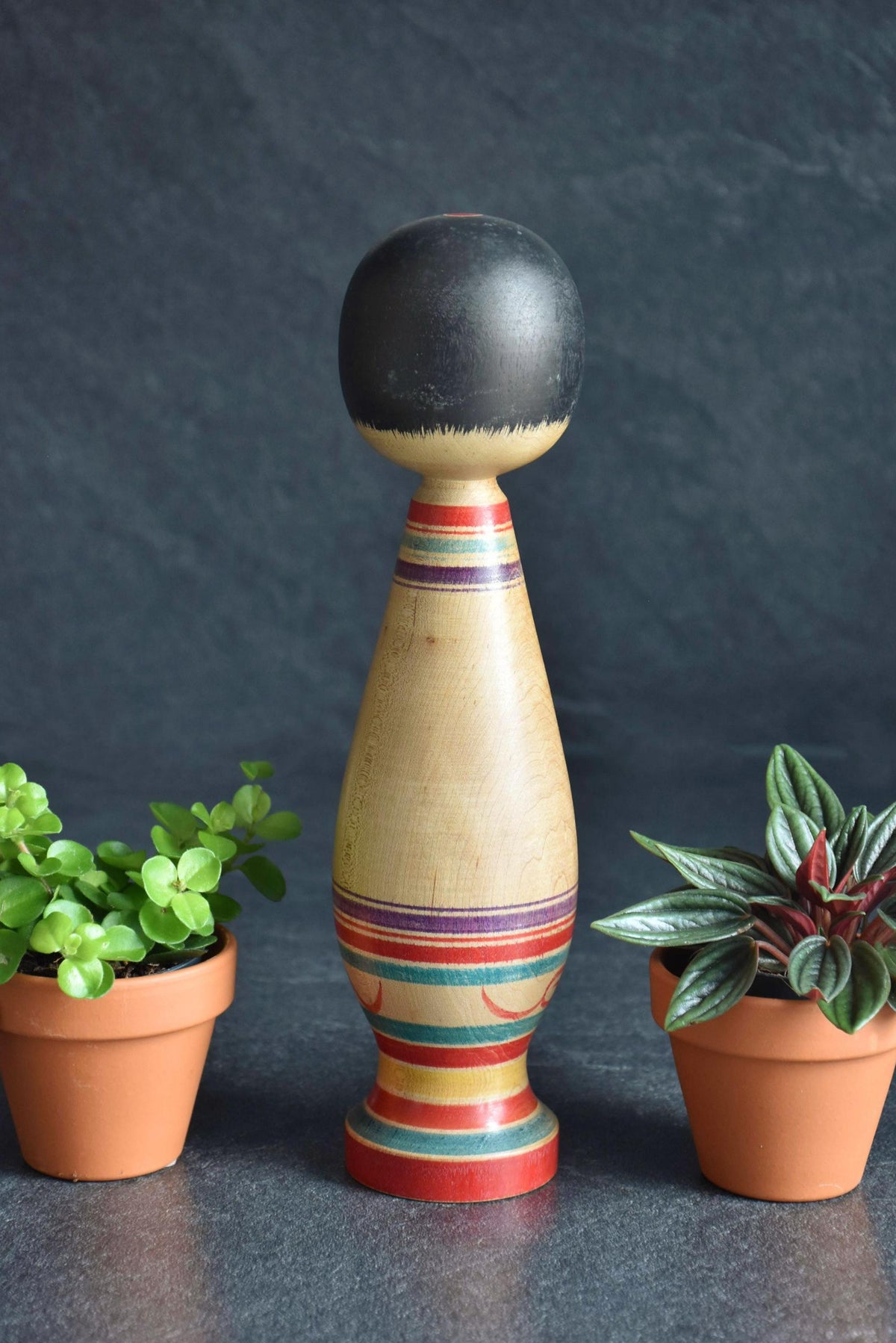 Senzo Mori kokeshi doll back view with striped neck pattern