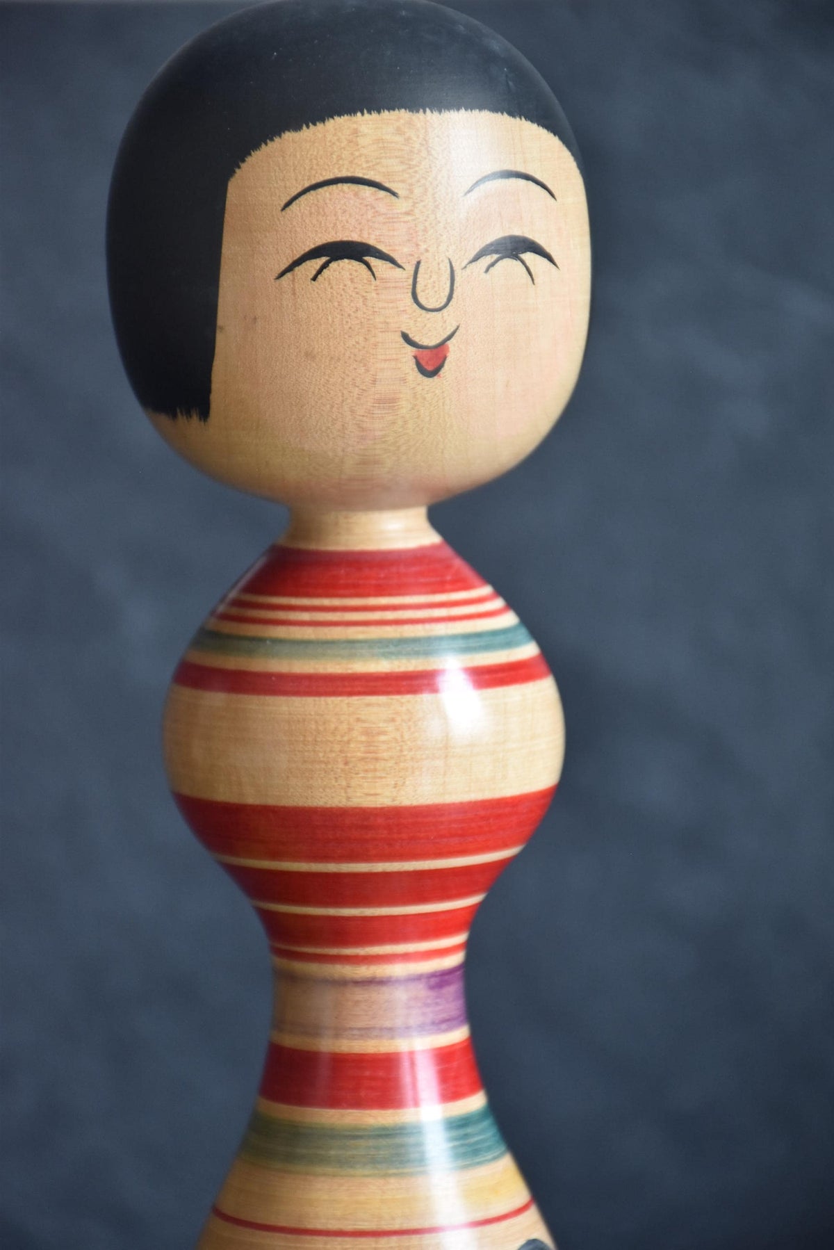 Senzo Mori Tsugaru kokeshi doll close up of the painted face and hair