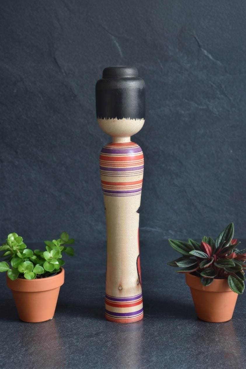 Zenji Sato kokeshi doll showing the plain unpainted back of the wooden body