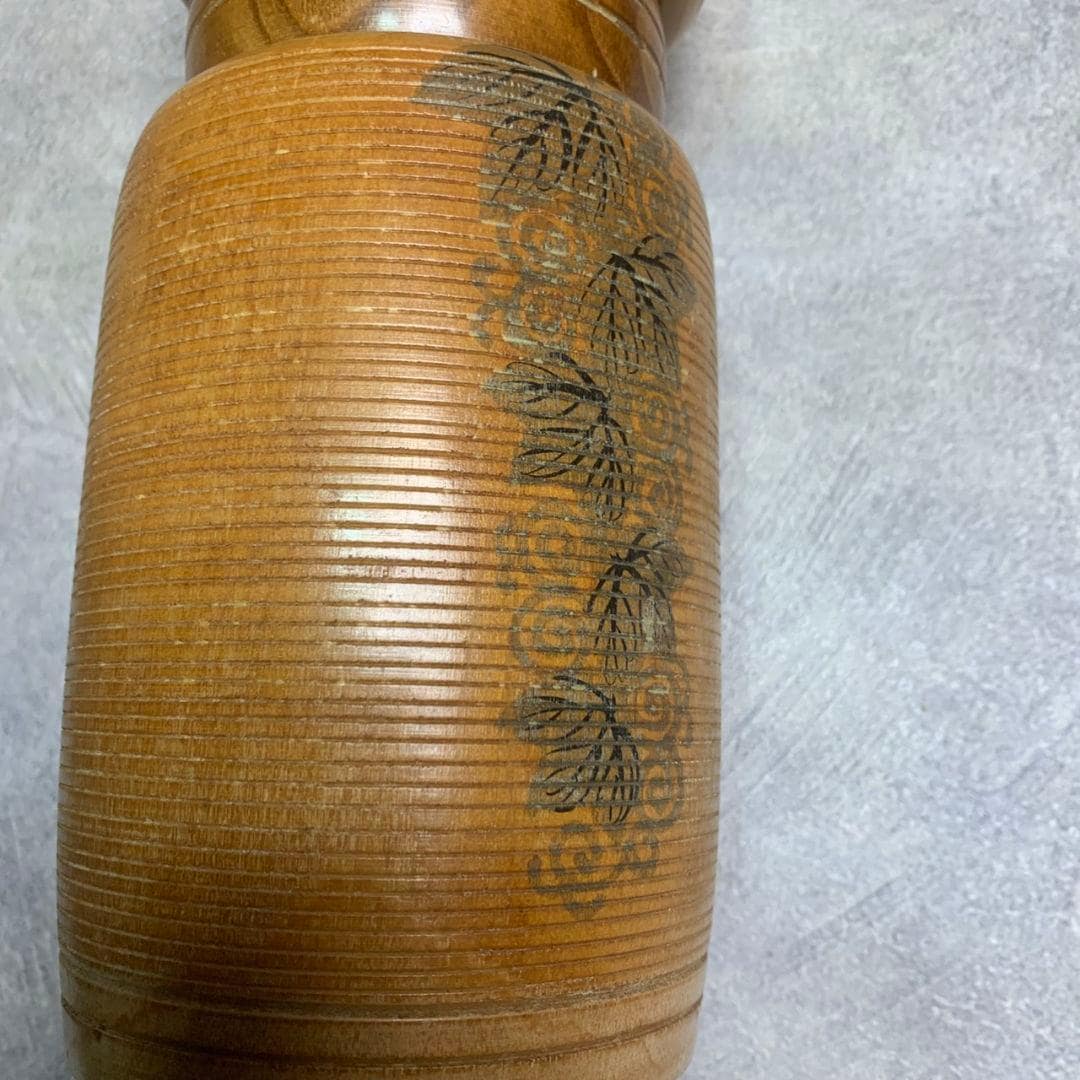 Sato Suigai kokeshi close up of the stilt grass etching on the wood body
