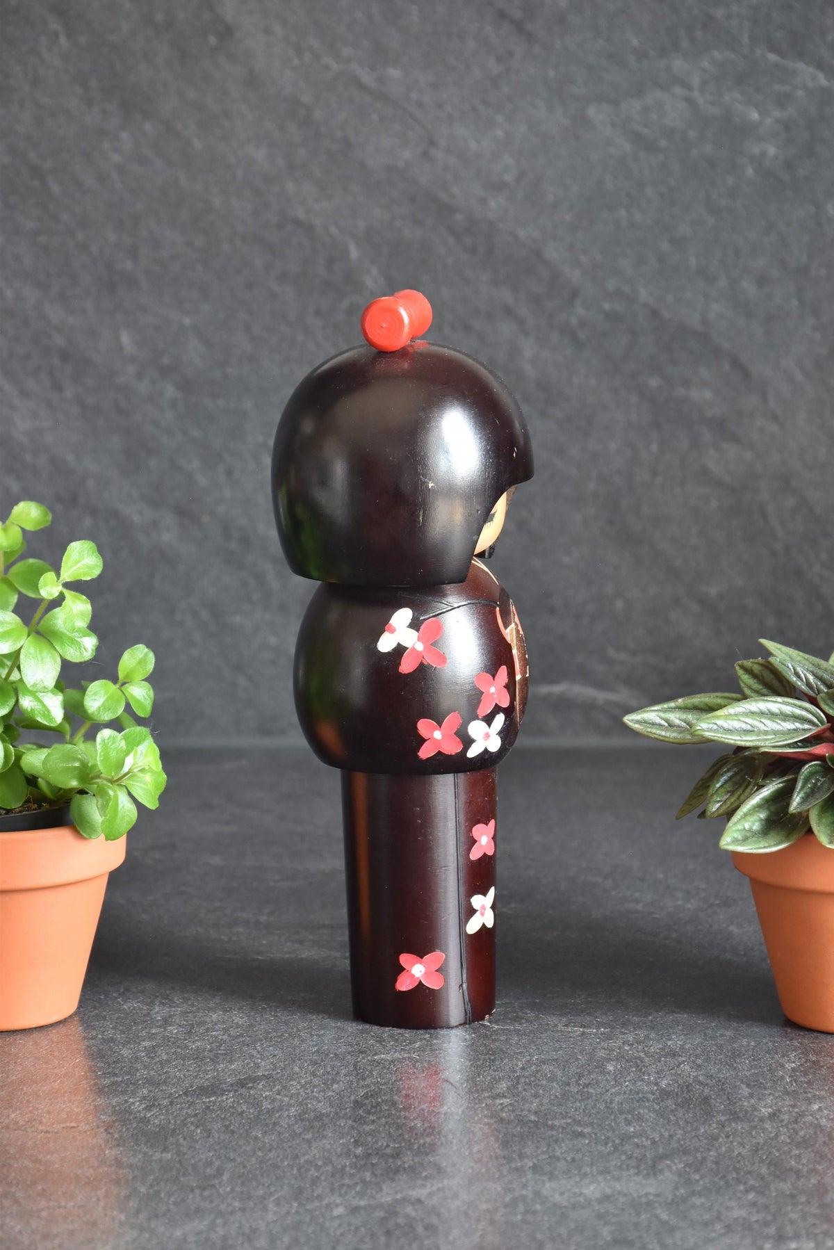 Sosaku Kokeshi Doll Hajime Miyashita side view showing flower pattern