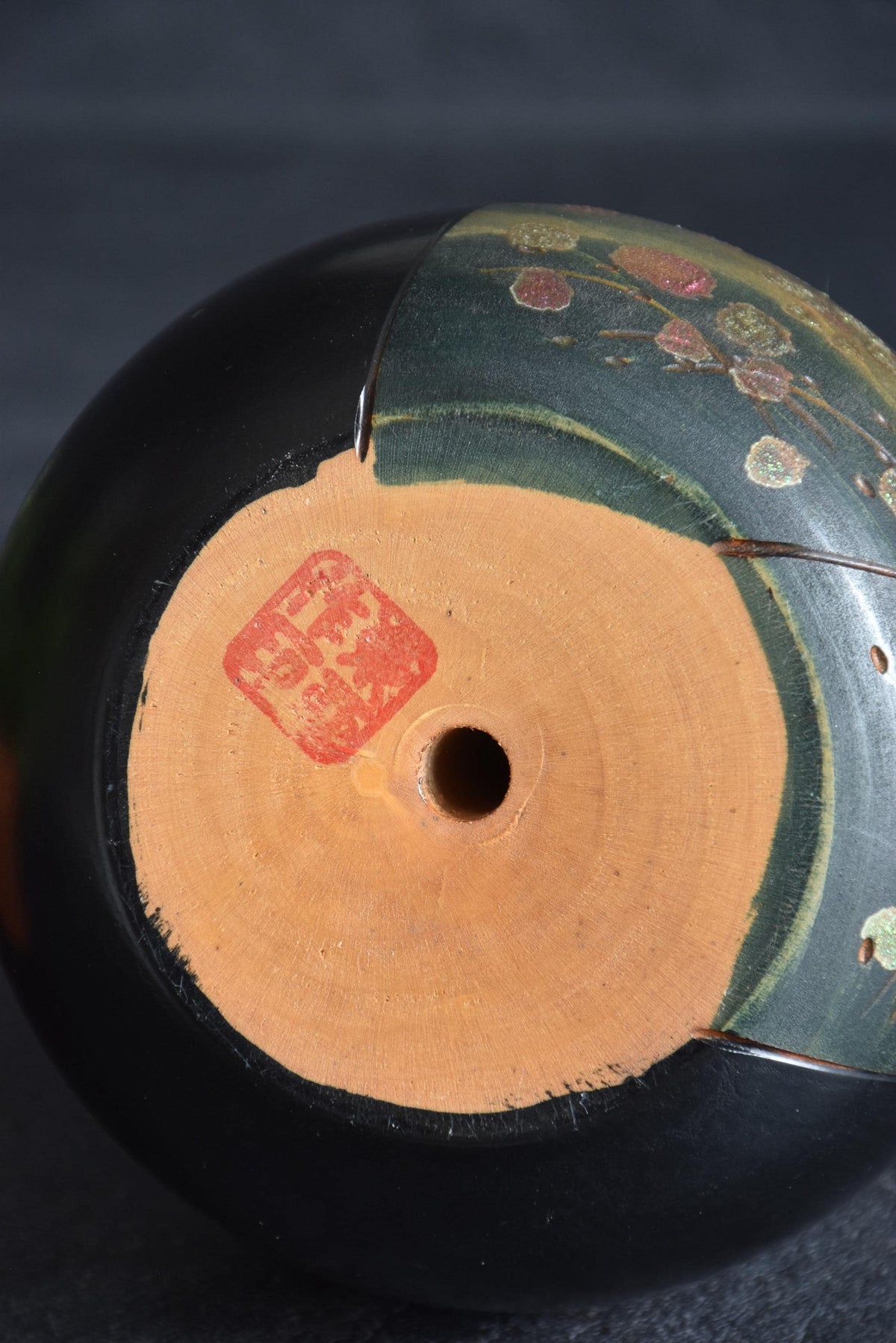 Toa Sekiguchi Sosaku Kokeshi Doll base showing wood grain and red artisan signature stamp