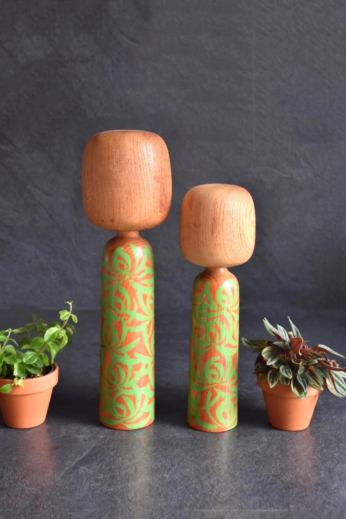 Issetsu Kuribayashi sosaku kokeshi pair showing straight front view of the two wooden figures
