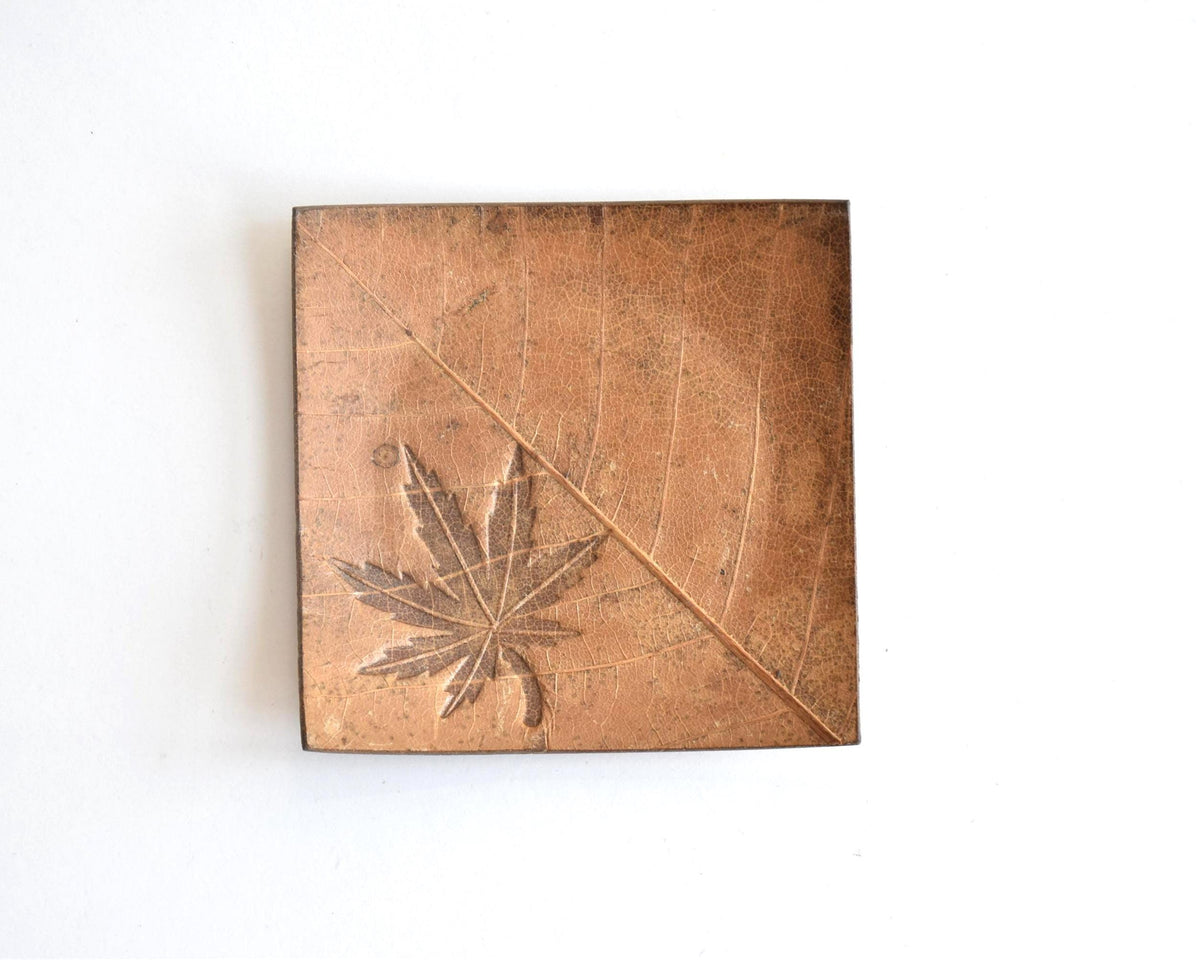 Hida Kōgei Hōba Magnolia Leaf Tray showing maple leaf motif and texture