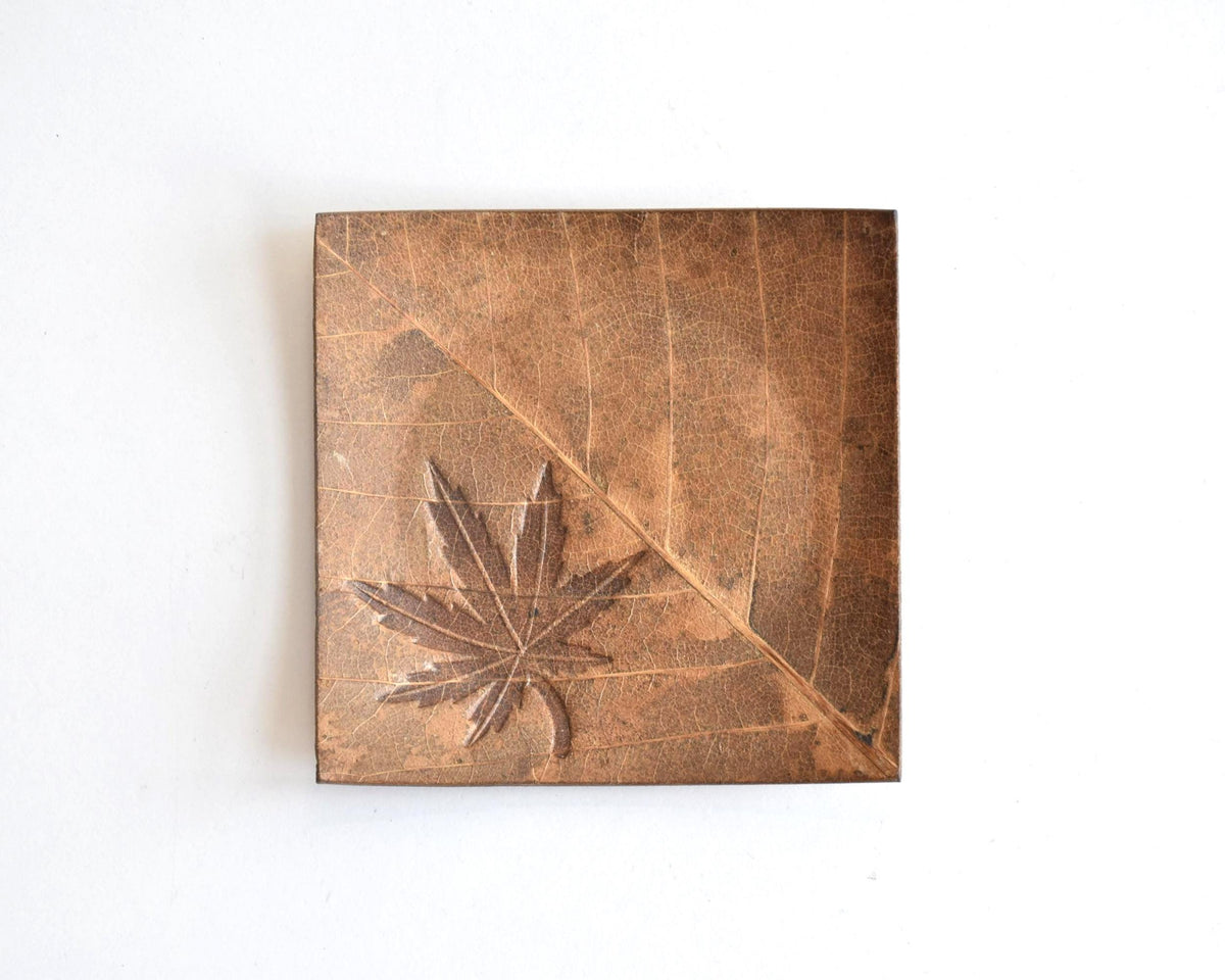 Hida Kōgei Hōba Magnolia Leaf Tray showing maple leaf design and surface texture
