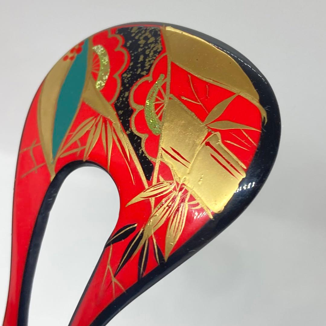 Red Lacquer Fan Kanzashi hair accessories, close up on the gold and green painted design elements
