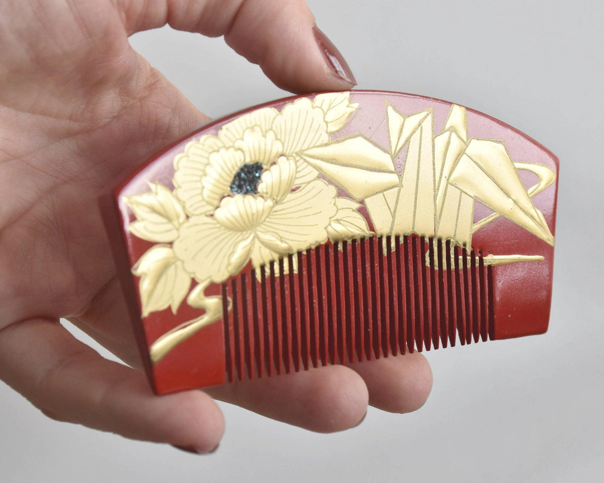 Red Lacquer Kanzashi Set hair accessories comb held in hand