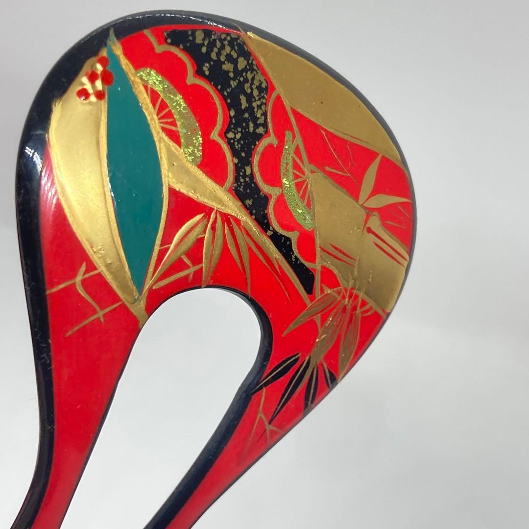 Red Lacquer Fan Kanzashi hair accessories, close up of the gold accents and red background