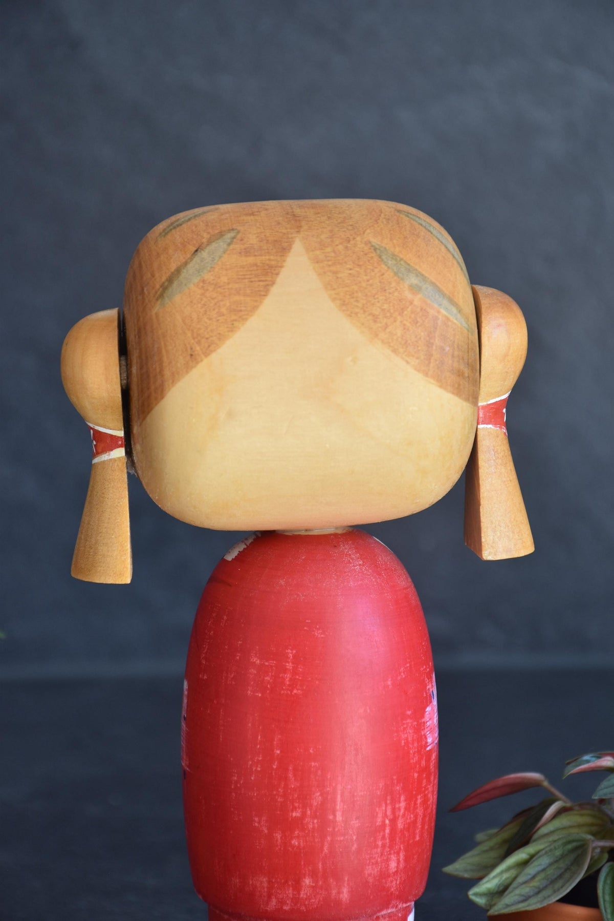 Hajime Miyashita kokeshi doll back of the head and hair style