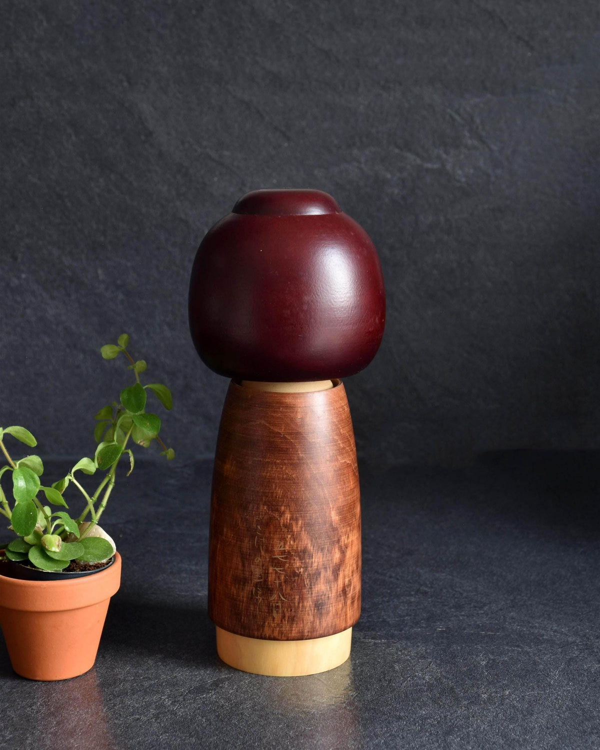 Sato Suigai Sosaku kokeshi doll Shijo viewed from the side showing body proportions