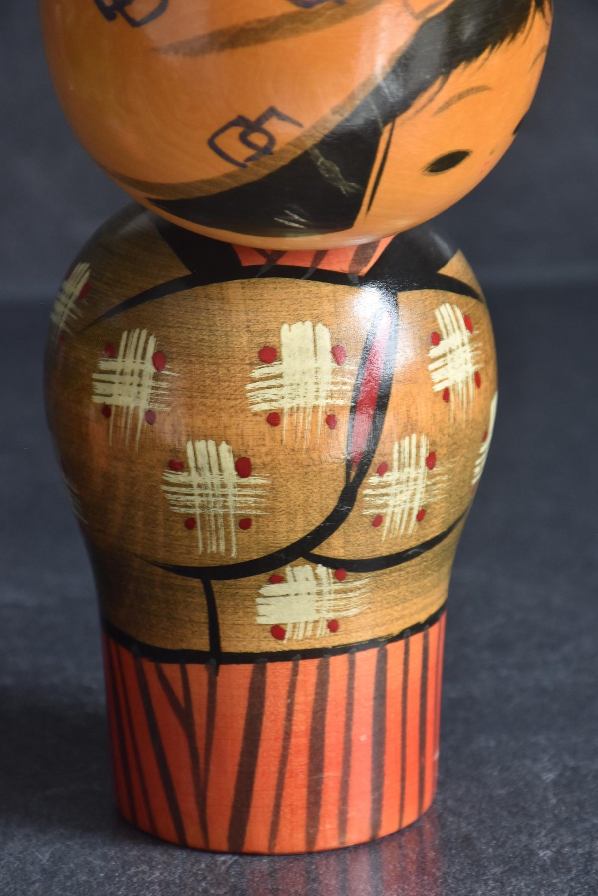 Hajime Miyashita kokeshi close up of the back kimono pattern