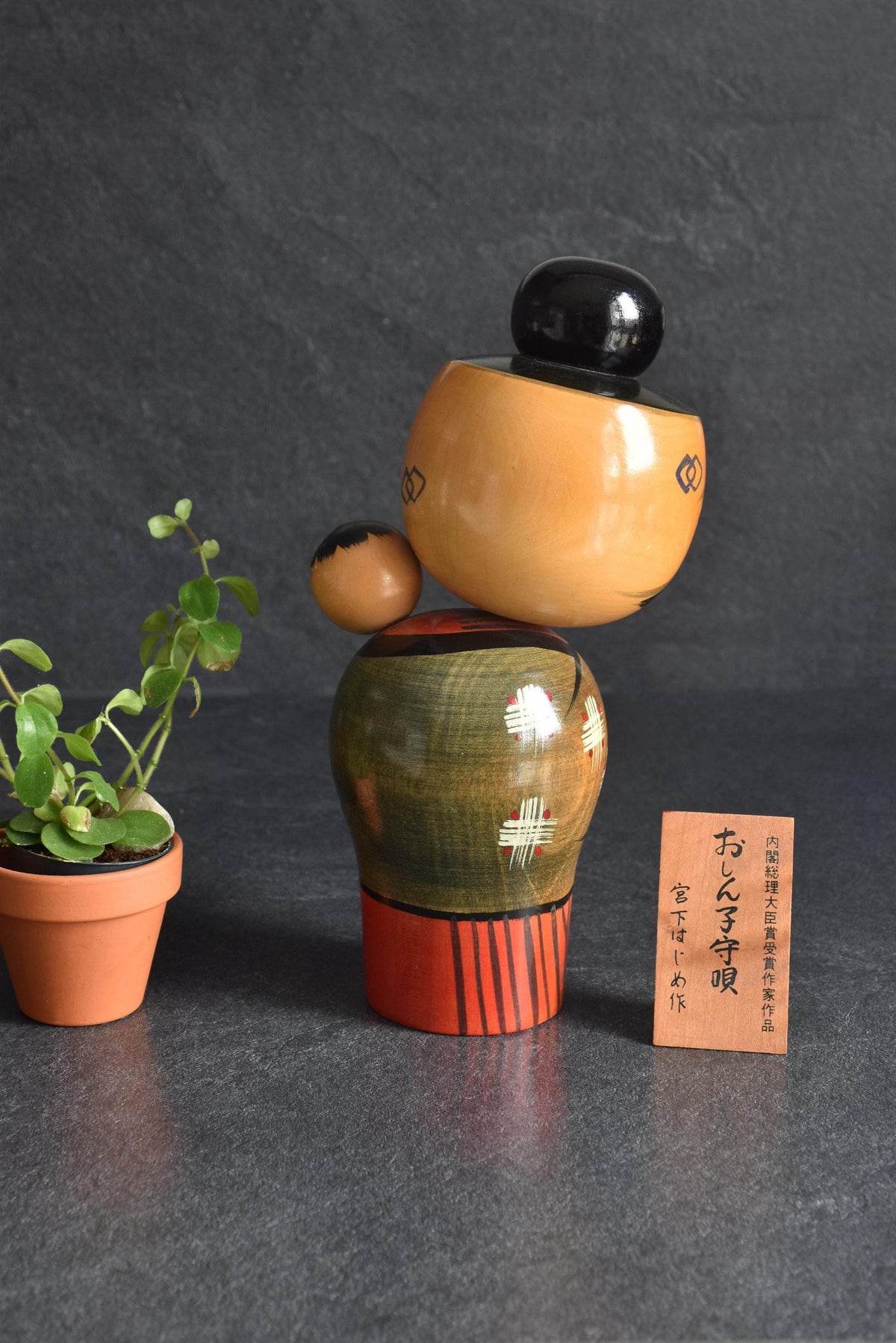 Hajime Miyashita kokeshi angled view of the back and side