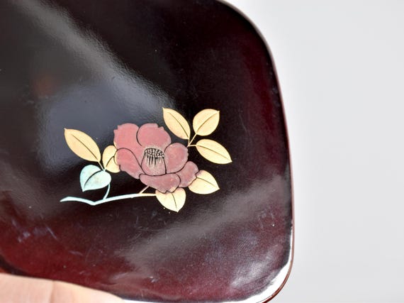 Japanese Urushi Lacquer Coaster Tsubaki Camellia serving tray showing a close-up pattern detail of the camellia blossom