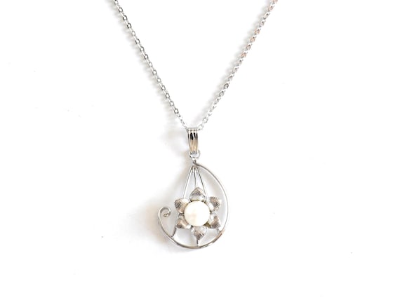 Pearl Floral Pendant Necklace