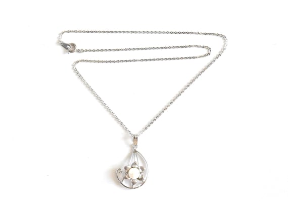 Pearl Floral Pendant Necklace