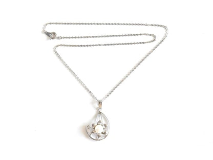 Pearl Floral Pendant Necklace