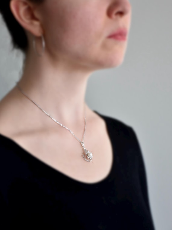 Pearl Floral Pendant Necklace