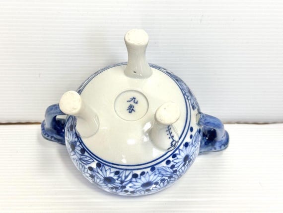 Kutani Porcelain Koro Lion Motif Incense Burner