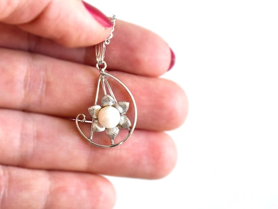 Pearl Floral Pendant Necklace