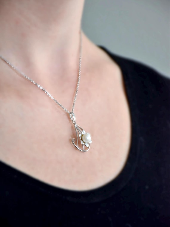 Pearl Floral Pendant Necklace