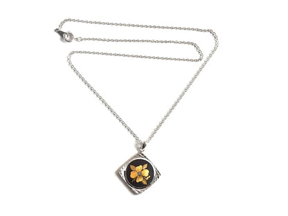 Zogan Floral Pendant Necklace