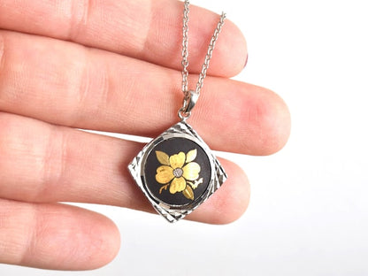 Zogan Floral Pendant Necklace