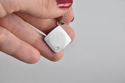 Zogan Floral Pendant Necklace