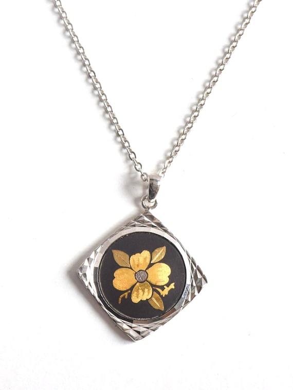 Zogan Floral Pendant Necklace