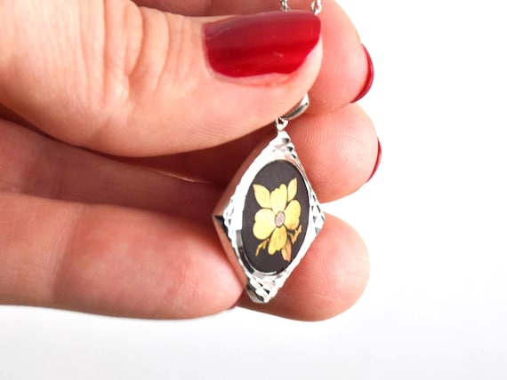 Zogan Floral Pendant Necklace