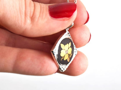 Zogan Floral Pendant Necklace