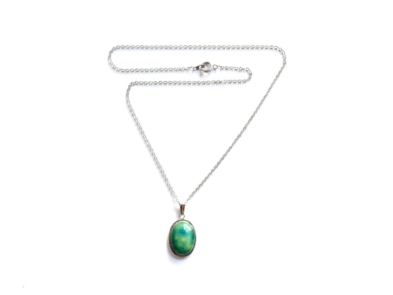 Green Oval Kutani pendant necklace laid flat to show the chain and clasp
