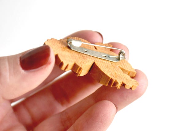 Tsuge Wood Leaf Brooch