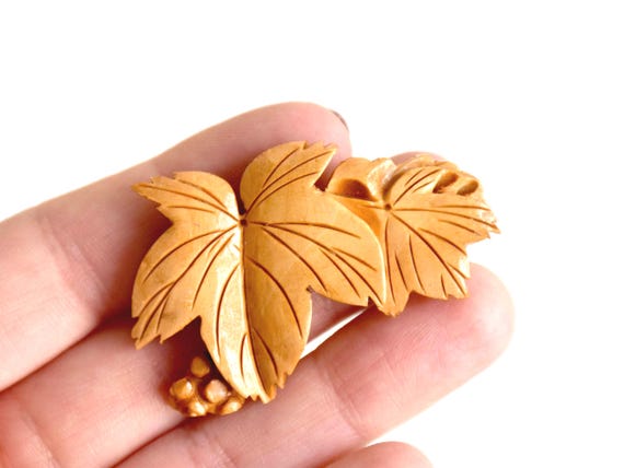 Tsuge Wood Leaf Brooch
